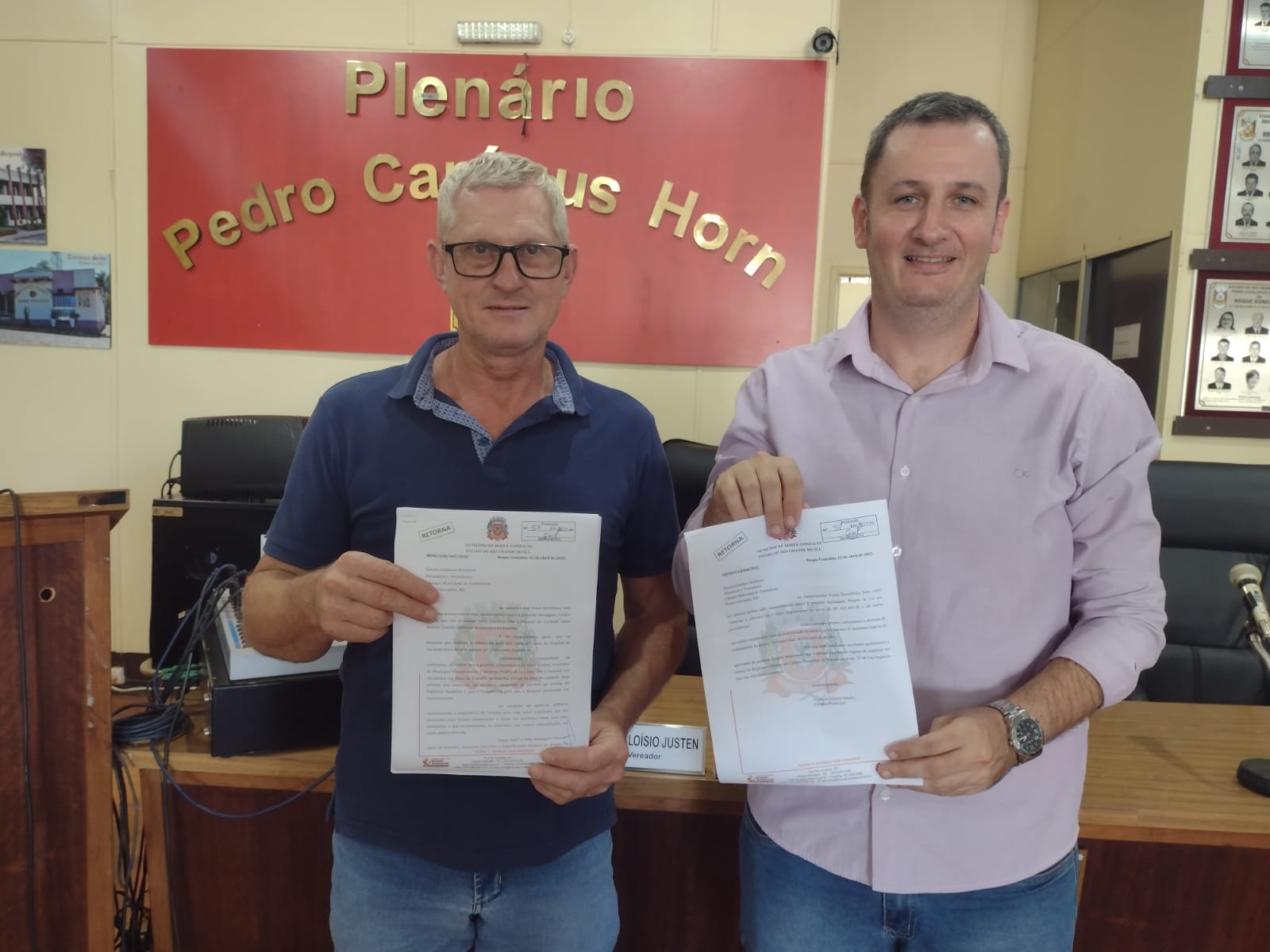 PREFEITO FERNANDO ENTREGA PROJETOS DE LEI JUNTO À CÂMARA DE VEREADORES